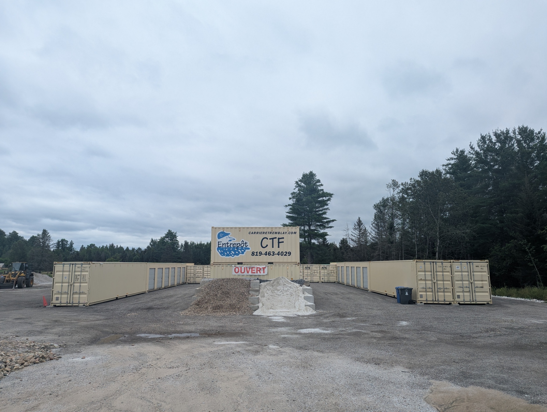 Mini-entrepôts Entrepôt CCTF avec enseigne, dans la Vallée-de-la-Gatineau